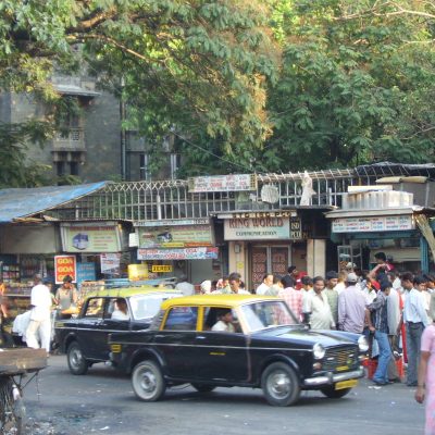 Mumbai (Maharashtra, India), street scene with taxi, 18 March 2006.
