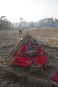 Sand-Art in Form des gern verehrten Ganescha am Strand von Juhu, Mumbai, Maharestra. / Sand art in the form of the much revered Ganesha on the beach of Juhu, Mumbai, Maharestra.