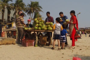 Frische „tender Coconut“ am Juhu Beach, Mumbai, Maharestra. / Fresh “tender coconut” at Juhu Beach, Mumbai, Maharestra.
