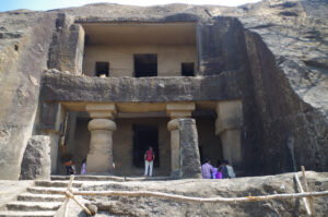 Die Jogeshwari-Höhlen in Mumbai, Maharestra sind buddhistische Höhlentempel aus dem 1. Jahrhundert. / The Jogeshwari Caves in Mumbai, Maharestra are Buddhist cave temples from the 1st century.