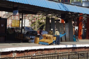 Bahnhof in Nasik, Maharestra. / Railway station in Nasik, Maharestra.