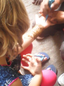 Henna-Bemalung gibt es überall in Indien, hier in Bangalore, Karnataka. / Henna painting can be found everywhere in India, here in Bangalore, Karnataka.