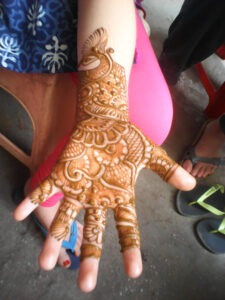 Henna-Bemalung gibt es überall in Indien, hier in Bangalore, Karnataka. / Henna painting can be found everywhere in India, here in Bangalore, Karnataka.