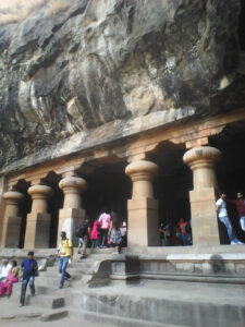 Höhlen auf der Insel Elephanta im Hafen von Mumbai, Maharestra. / Caves on Elephanta Island in the port of Mumbai, Maharestra.