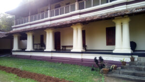 Veranda des Poomully Mana in der Nähe von Palakkad, Kerala. / Veranda of Poomully Mana near Palakkad, Kerala.