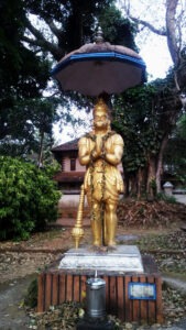 Hanuman Statue vor dem Poomully Mana in der Nähe von Palakkad, Kerala. / Hanuman statue in front of the Poomully Mana near Palakkad, Kerala.