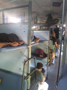Mit der Eisenbahn / Indian Railway geht es in der Sleeper-Class nach Coimbatore, Tamil Nadu. / Travelling by rail / Indian Railway in sleeper class to Coimbatore, Tamil Nadu.