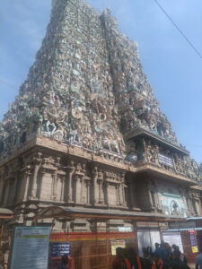 Die beeindruckenden Tempeleingänge sind mit Tausenden kleiner Figuren geschmückt in Madurai, Tamil Nadu. / The impressive temple entrances are decorated with thousands of small figures in Madurai, Tamil Nadu.