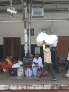 Bahnhofsszene in Madurai, Tamil Nadu. / Railway station scene in Madurai, Tamil Nadu.