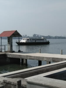 Als preiswertes Transportmittel dient ein öffentliches Boot zwischen Ernakulam und Fort Kochi, Kerala. / A public boat between Ernakulam and Fort Kochi, Kerala, serves as an inexpensive means of transport.