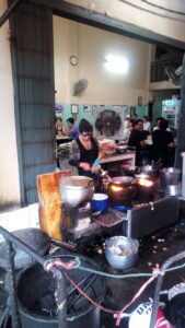 Die für ihren Michelin-Stern berühmte Streetfood-Köchin Jay Fei in Bangkok. / Street food chef Jay Fei, famous for her Michelin star, in Bangkok.