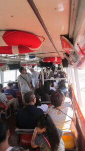 Auf einer Fähre auf dem Chao Phraya-Fluss in Bangkok. / On a ferry on the Chao Phraya River in Bangkok.