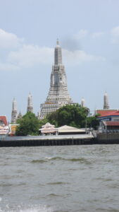 Wat Arun vom Chao Phraya-Fluss in Bangkok. / Wat Arun from the Chao Phraya River in Bangkok.