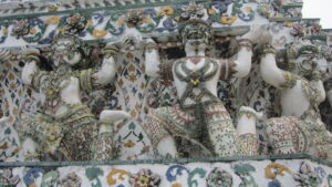 Reich verzierte Tempel all über all in Bangkok. / Richly decorated temples all over Bangkok.