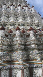 Reich verzierte Tempel all über all in Bangkok. / Richly decorated temples all over Bangkok.