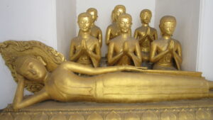 Ein liegender Buddha in Bangkok. / A reclining Buddha in Bangkok.