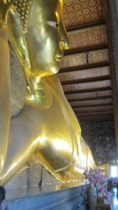 „Der“ liegende Buddha im Wat Pho in Bangkok. / ‘The’ reclining Buddha at Wat Pho in Bangkok.