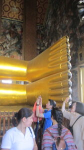 Die Füße des liegenden Buddha im Wat Pho in Bangkok. / The feet of the reclining Buddha at Wat Pho in Bangkok.