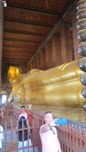 Ein Selfie mit dem liegenden Buddha im Wat Pho in Bangkok. / A selfie with the reclining Buddha at Wat Pho in Bangkok.