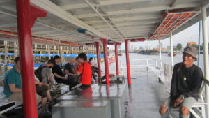 Auf einem Boot des Chao Phraya-Fluss in Bangkok. / On a boat on the Chao Phraya River in Bangkok.
