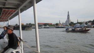 Auf einem Boot des Chao Phraya-Fluss mit Blick auf den Wat Arun in Bangkok. / On a boat on the Chao Phraya River with a view of Wat Arun in Bangkok.
