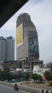 Hochhaus-Ruine in Bangkok. / Ruined skyscraper in Bangkok.
