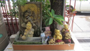 Hausaltar in Bangkok. / House altar in Bangkok.
