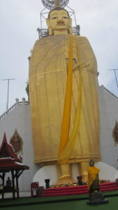 Kleiner und großer Buddha in Bangkok. / Small and large Buddha in Bangkok.