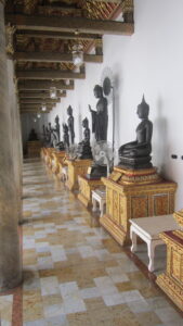 Im „Marble Temple“ in Bangkok. / In the ‘Marble Temple’ in Bangkok.