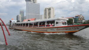 Schnellboot nahe der Kao San Road in Bangkok. / Speedboat near Kao San Road in Bangkok.