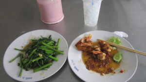 Garlic Shrimps mit Gemüse in Bangkok. / Garlic shrimps with vegetables in Bangkok.