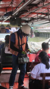 In einem Klong-Boot in Bangkok. / In a klong boat in Bangkok.