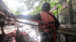 Schaffner eines Klong-Boot in Bangkok. / Conductor of a Klong boat in Bangkok.