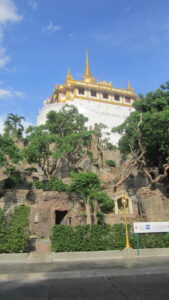 Der Wat Saket (Golden Mount) in Bangkok. / The Wat Saket (Golden Mount) in Bangkok.