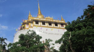 Der Wat Saket (Golden Mount) in Bangkok. / The Wat Saket (Golden Mount) in Bangkok.