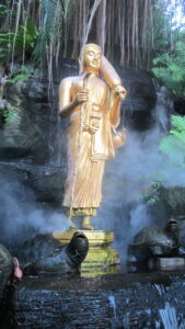 Buddha auf dem Gelände des Wat Saket (Golden Mount) in Bangkok. / Buddha on the grounds of Wat Saket (Golden Mount) in Bangkok.