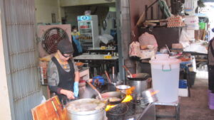 Die für ihren Michelin-Stern berühmte Streetfood-Köchin Jay Fei in Bangkok. / Street food chef Jay Fei, famous for her Michelin star, in Bangkok.