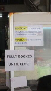 „Ausgebucht“ ist bei der Streetfood-Köchin Jay Fei in Bangkok oft ganz normal. / ‘Fully booked’ is often quite normal for street food chef Jay Fei in Bangkok.