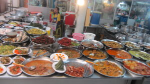 Ein Streetfood-Buffet in Bangkok. / A street food buffet in Bangkok.